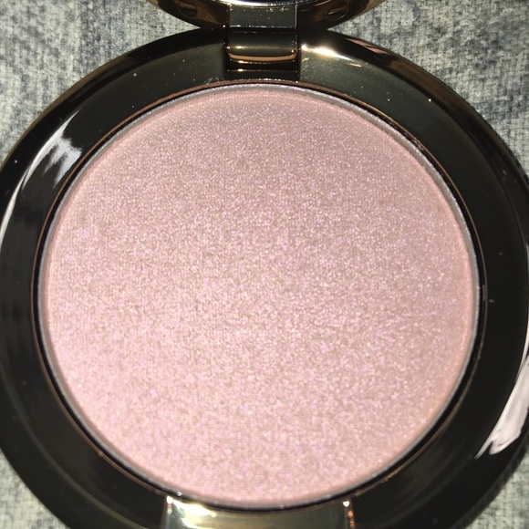 BECCA Other - BECCA LIGHT CHASER HIGHLIGHT ROSE QUARTZ SEASHELL